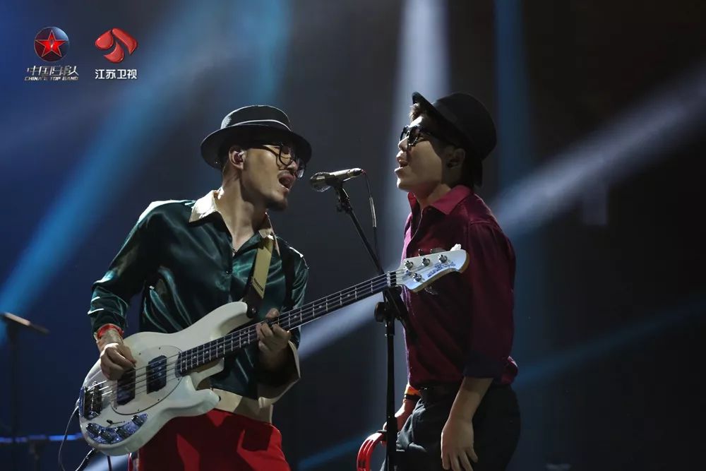 乐队的质感：球场上的表现引人注目的简单介绍