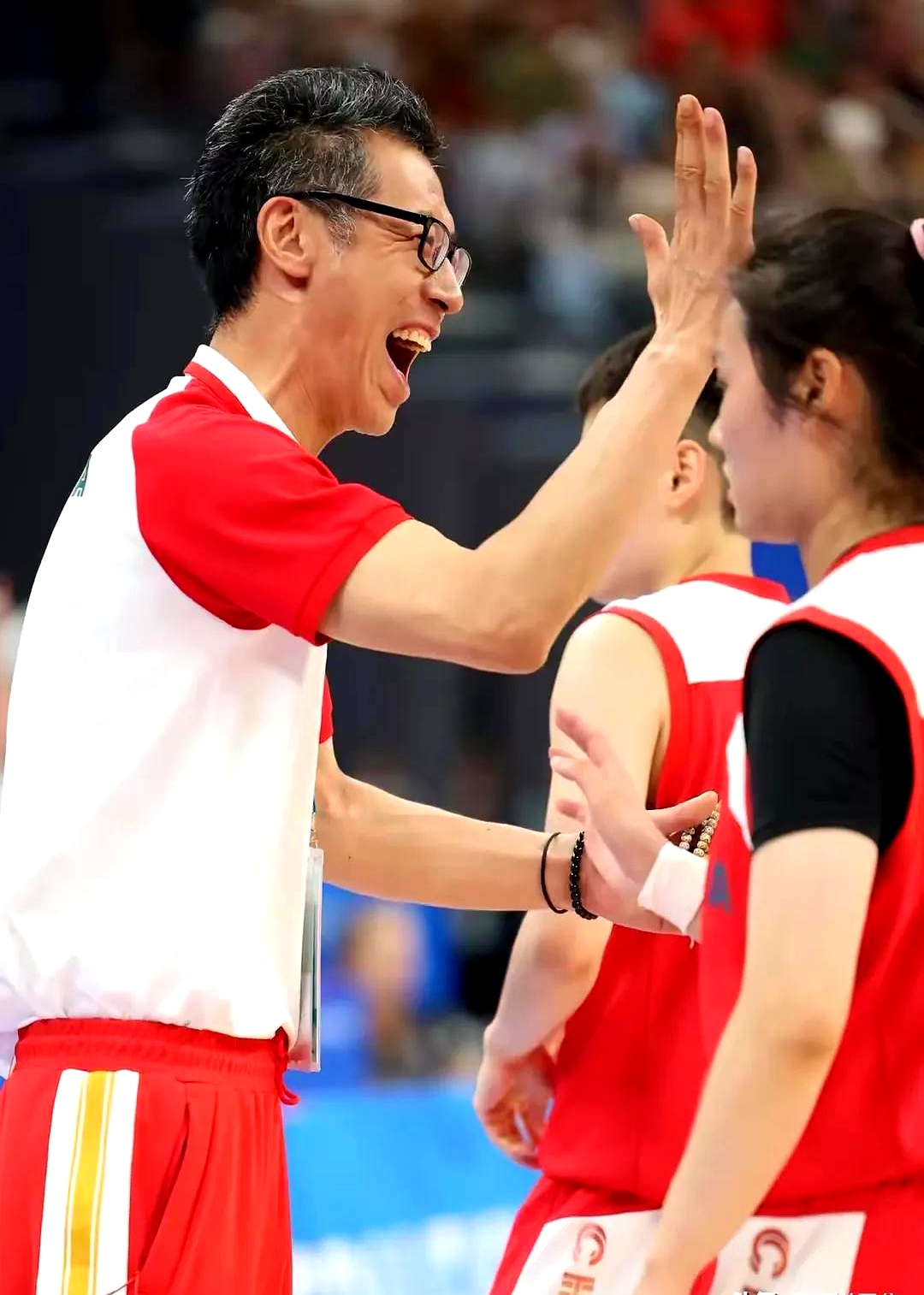 球员因不服输的拼搏精神赢得观众掌声 球员因不服输的拼搏精神赢得观众掌声