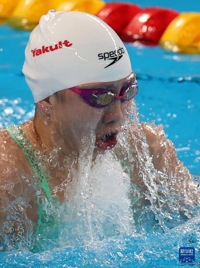 美国运动员击败对手,获得游泳比赛冠军 美国运动员击败对手,获得游泳比赛冠军