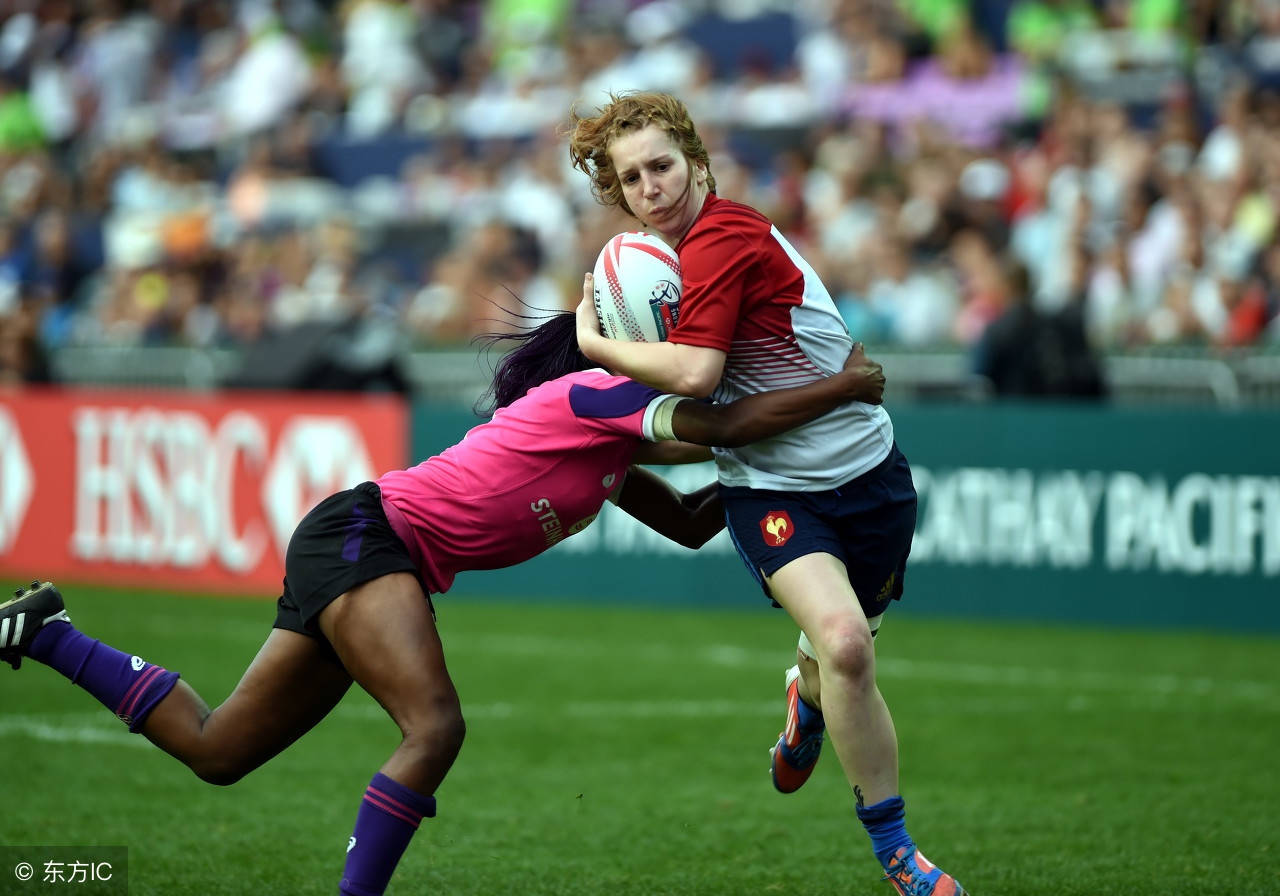 美国运动员击败对手,获得游泳比赛冠军 美国运动员击败对手,获得游泳比赛冠军