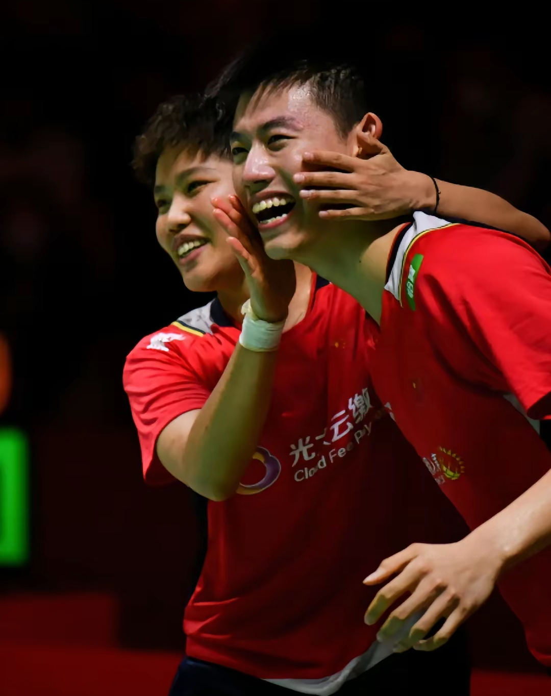 比赛紧张激烈，双方争分夺秒！