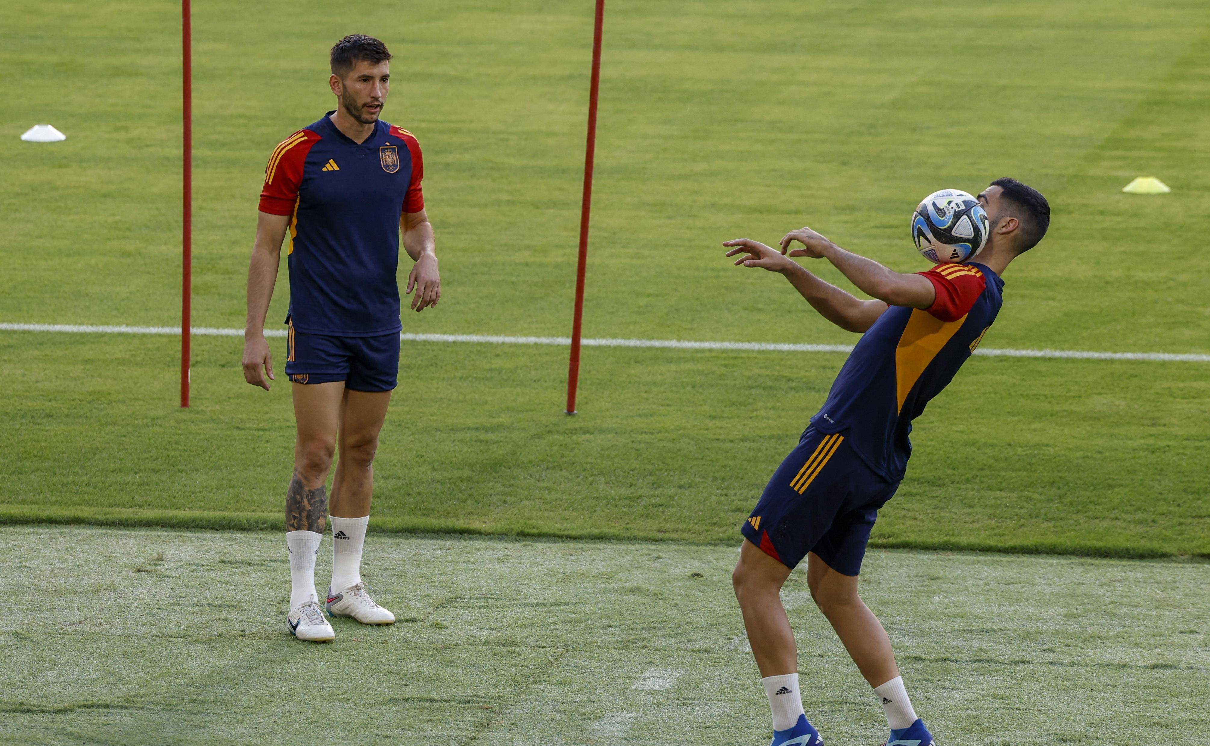 西班牙中场备战技术出众,备受瞩目 西班牙中场备战技术出众,备受瞩目