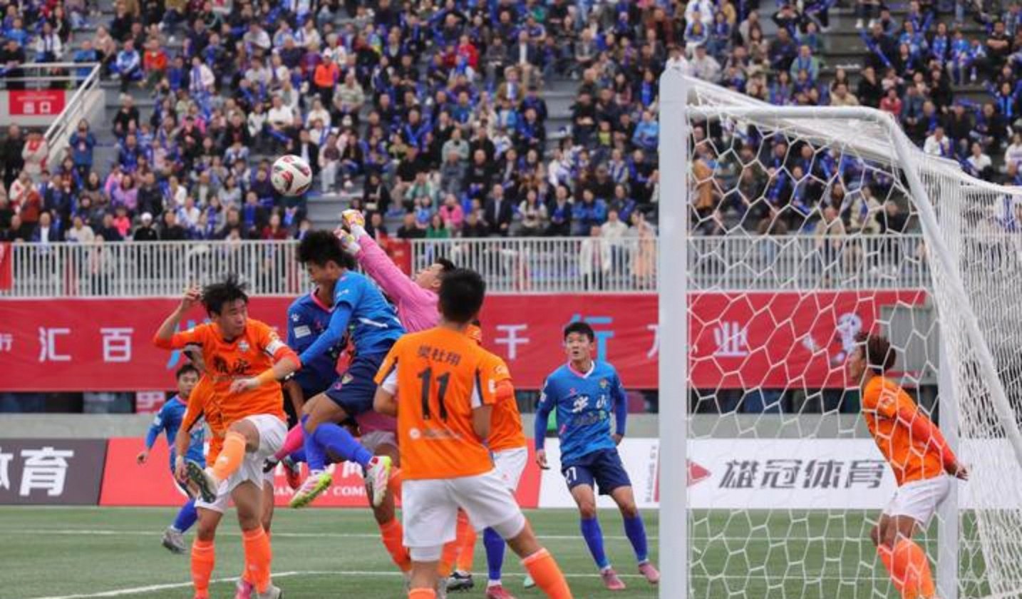 球队踢出精彩比赛，球员奋力拼搏，互动不断