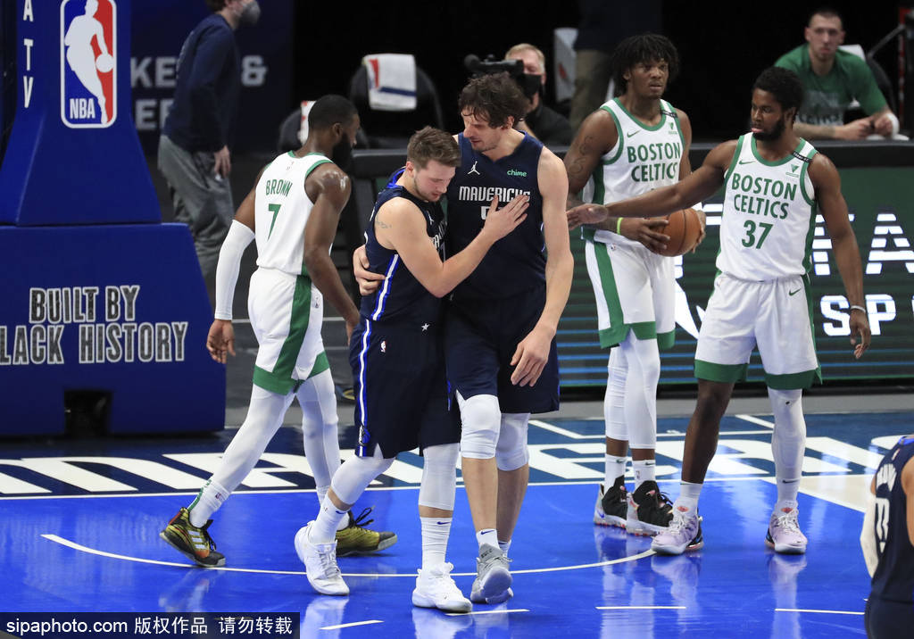 独行侠险胜广州队，塔图姆带队取胜