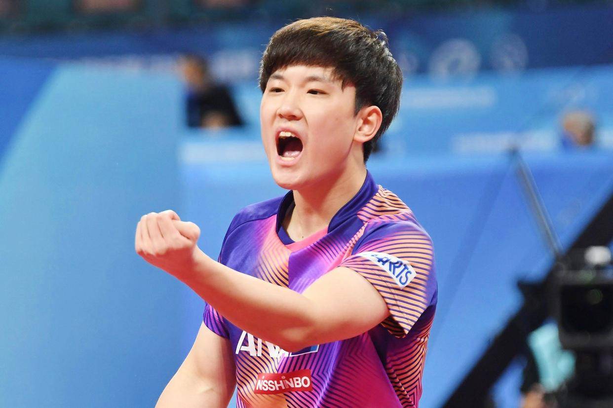 包含中国乒乓球队完胜英国乒乓球队，张本智和关键制胜的词条