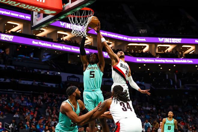 尼克斯险胜黄蜂，西蒙斯送出助攻的简单介绍