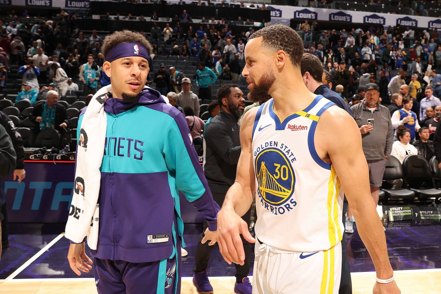 尼克斯险胜黄蜂，西蒙斯送出助攻的简单介绍