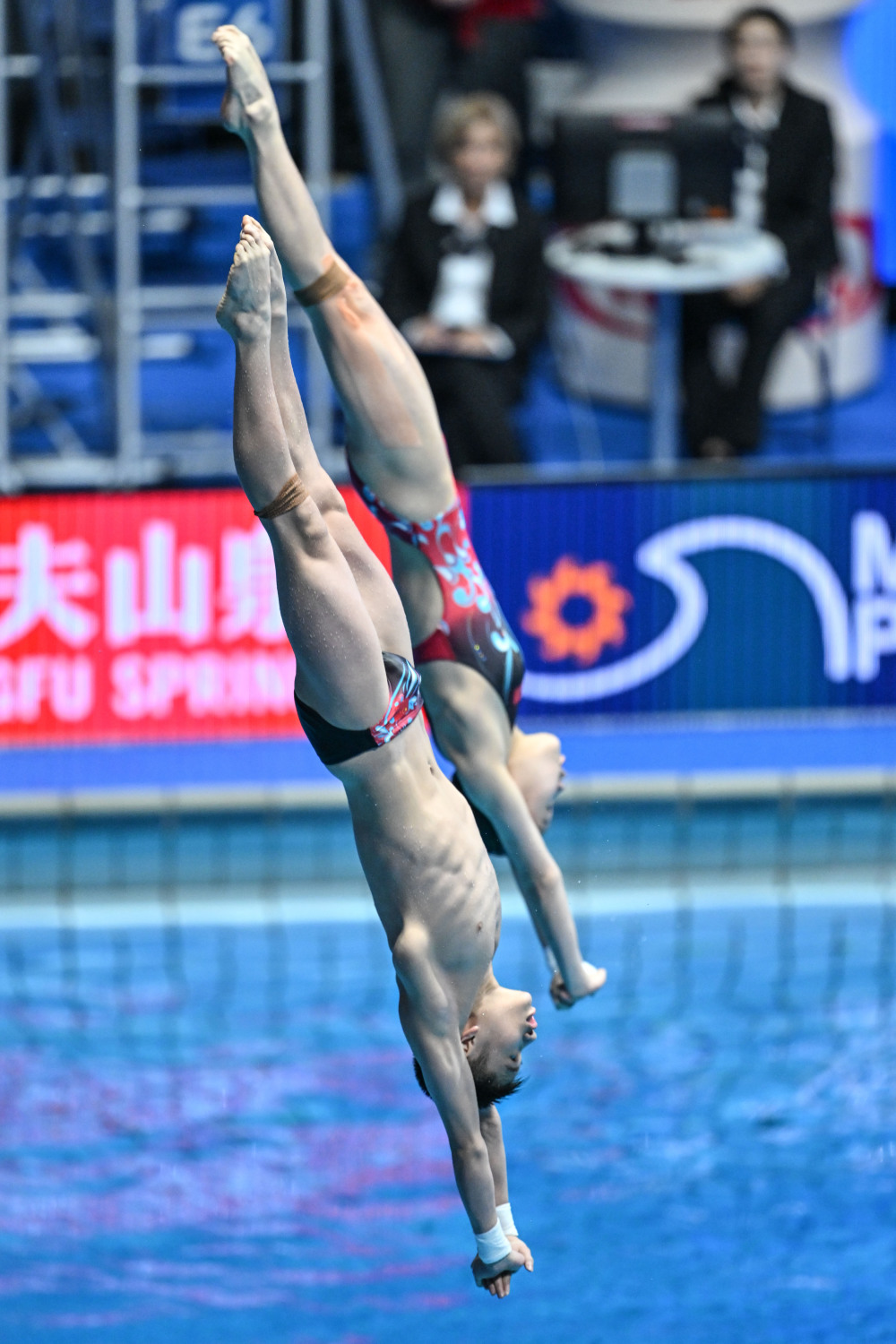 跳水选手翻滚起跳，水花四溅